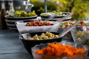 Un buffet végétarien au centre bouddhiste de Marzens