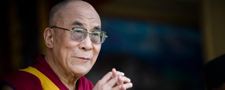 Un portrait du Dalai Lama sur fond noir