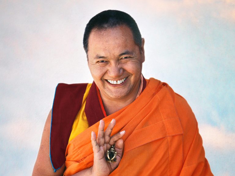 Lama Yéshé souriant