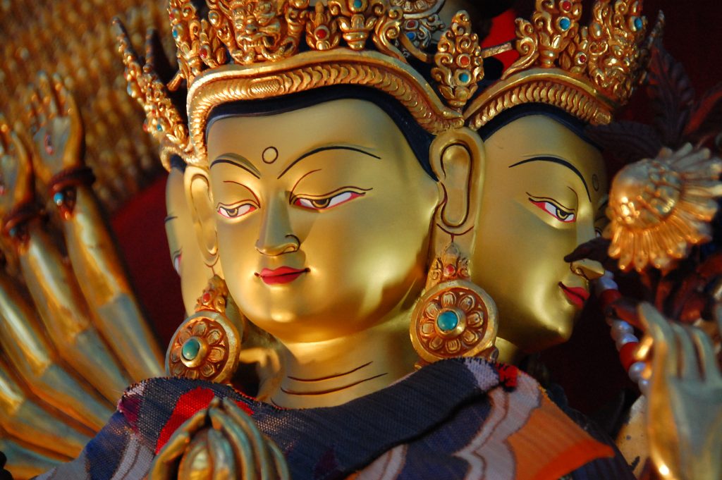 Une statue de Tchenrezi à mille bras