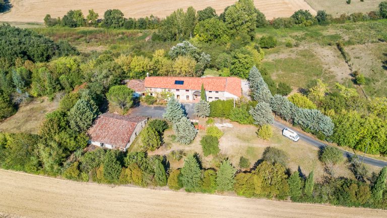 Vue aérienne du monastère Dorjé Pamo à Fiac 81500