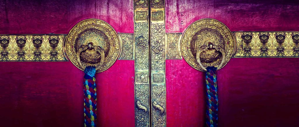 Porte d'un temple bouddhiste