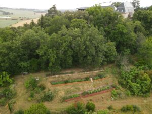 Vue des terrasses en permaculture à l'Institut Vajra Yogini